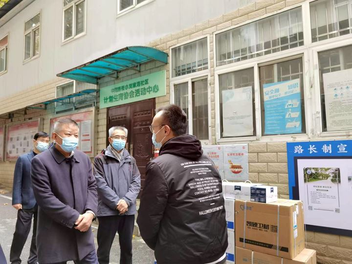 劉俊剛、葉戰平一行慰問小劉家灣社區和公司下沉社區一線防疫工作人員